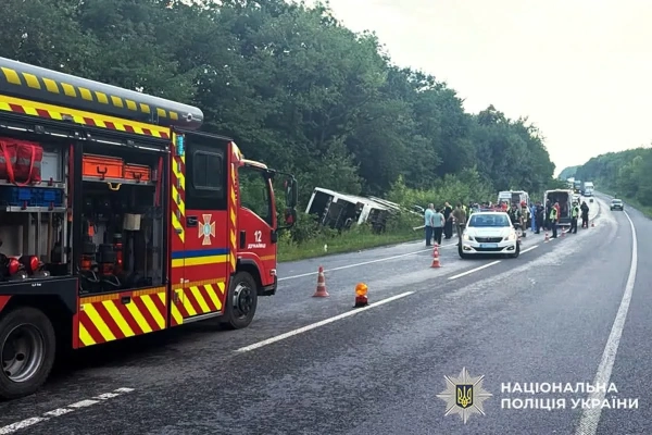На Хмельниччині автобус із 50+ пасажирами, що прямував до Болгарії, втрапив керування та перекинувся