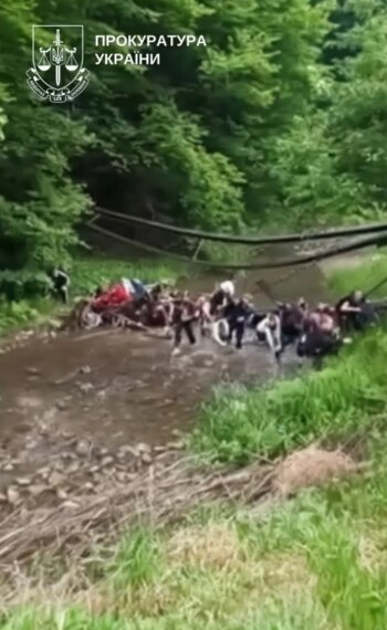 Розпочато розслідування: понад 30 дітей на мосту, шестеро зазнали травм на Буковині