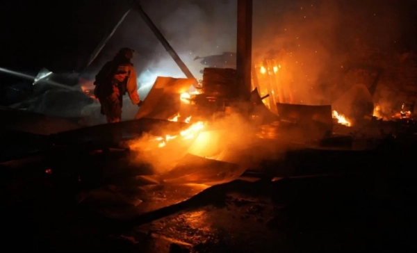 Окупанти атакували завод на Запоріжжі: полум’я охопило підприємство