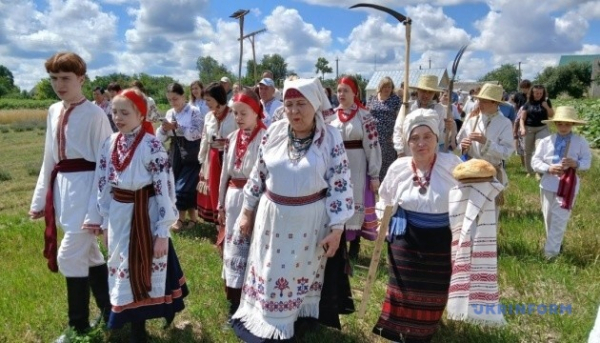 «Зажинки»: перші зібрані колоски відклали для різдвяного дідуха