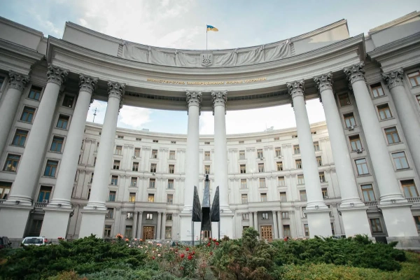 Перед МЗС ожив восьмиметровий сталевий “Фенікс”: дивовижне фото
