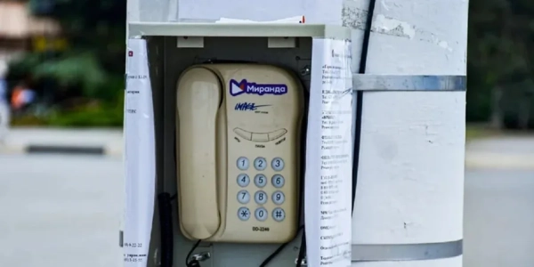 Окупанти повертають Крим у минуле: на півострові масово встановлюють таксофони