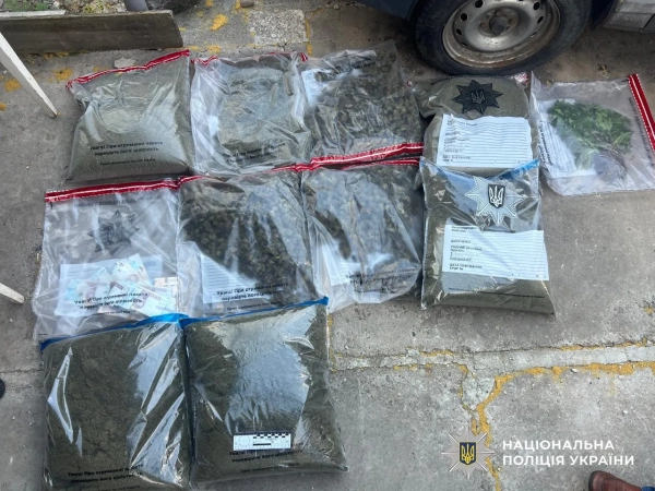 Близько 17 кг наркотиків і понад пів мільйона гривень - на Полтавщині поліція викрила канал наркозбуту
