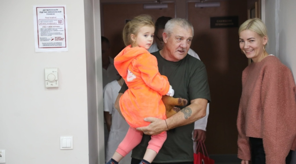 6/11: Дівчинку, якій з серця дістали уламок російської міни, виписали з лікарні / Фото: Юлія Овсяннікова, Укрінформ