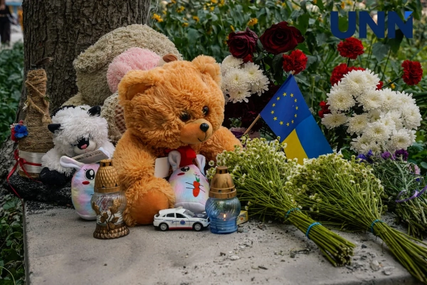Кияни вшанували пам’ять жертв атаки 2 липня, створивши зворушливий меморіал
