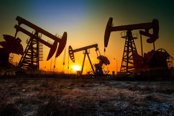 Нафта зростає в ціні напередодні свят: мирні зусилля підживлюють ринок