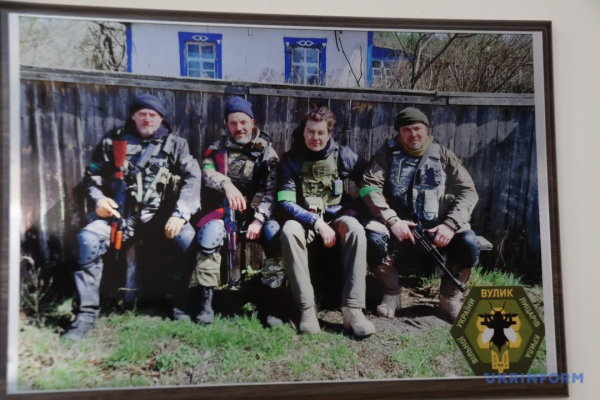 Світлина Євгена Нищука з побратимами в робочому кабінеті Світлина Євгена Нищука з побратимами в робочому кабінеті