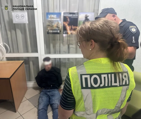 Правоохоронці затримали чоловіка, який скоїв напад на лікарку…