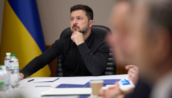 Зеленський скликав екстрену нараду з командувачами корпусів та виробниками зброї