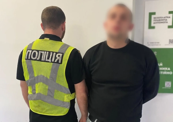 Водій мікроавтобуса погрожував пістолетом і бив киянина після ДТП: затримано