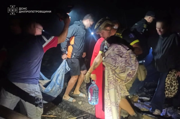 Рятувальники витягли з-під завалів двох дітей на Дніпропетровщині після ворожої атаки