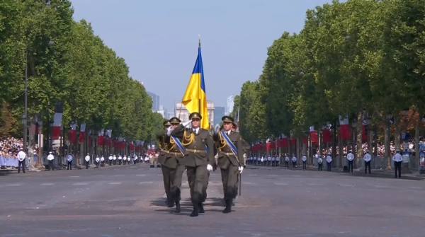 Українські захисники крокують серцем Парижа на святі Франції