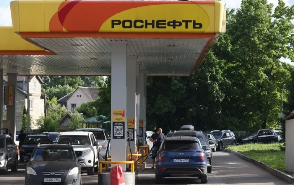 Росія в паливній кризі: бензин подорожчав на 20% за рік, б’ють на сполох