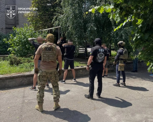 Запоріжжя: 25 обшуків у справі про крадіжку на 1,7 млн грн виявили зброю та понад $200 тисяч