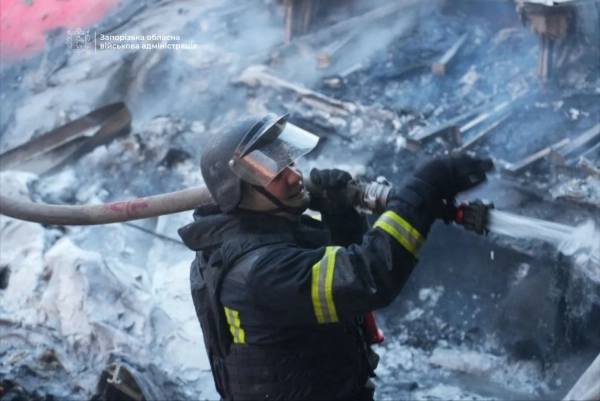 Фото наслідків удару по складу у Запоріжжі
