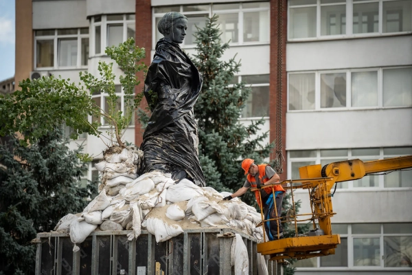 Пам’ятник Лесі Українці в захисній конструкції