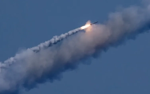 Київ відбиває ракетну атаку: вибухи та робота ППО в столиці