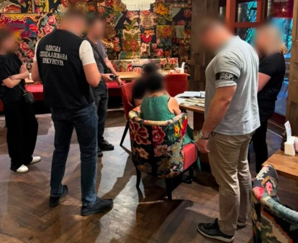 Працівницю ТЦК затримали на Одещині за вимагання $11 000 за “відстрочку”