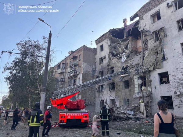 У Запоріжжі через атаку рф пошкоджена п'ятиповерхівка: є жертва, під завалами - жінка та дитина