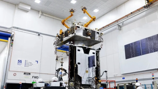 SpaceX відправляє на орбіту ракету Falcon 9 з унікальним апаратом для обслуговування супутників