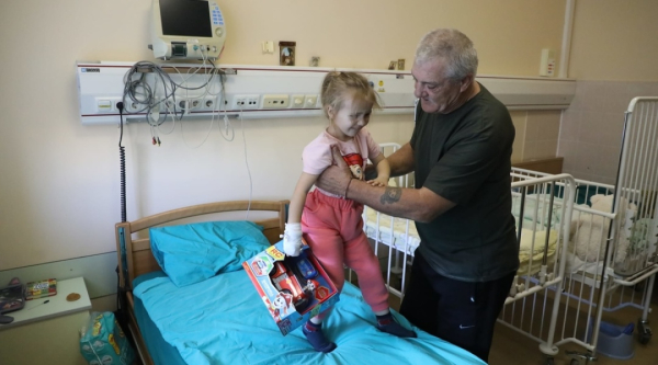 8/11: Дівчинку, якій з серця дістали уламок російської міни, виписали з лікарні / Фото: Юлія Овсяннікова, Укрінформ