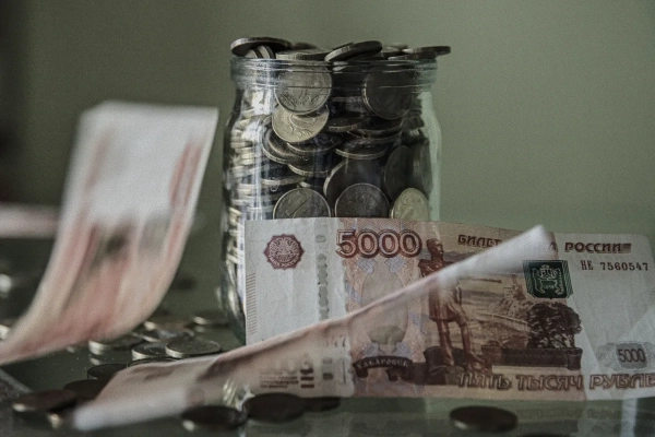 Росіяни масово повертаються до готівки: ознаки фінансової нестабільності
