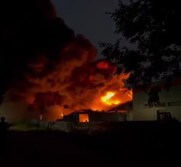 Масштабна пожежа охопила завод полімерів на Луганщині: деталі події