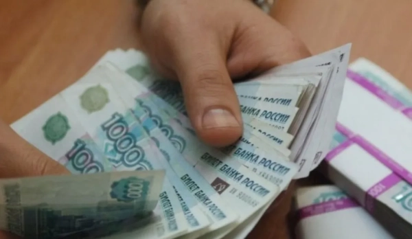 росіяни масово переходять на готівку через війну, відключення інтернету та зростання податків
