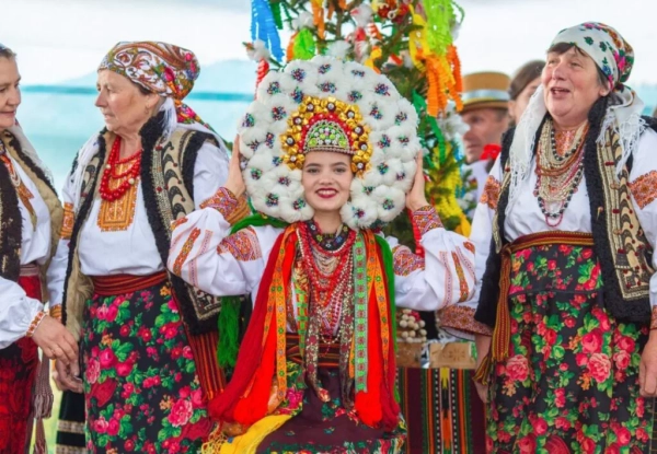 Мистецтво виготовлення весільного пір'яного вінка внесли до переліку культурної спадщини