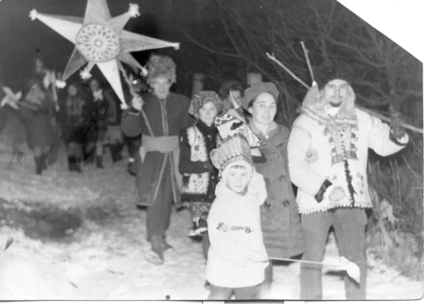 Вертеп на вулицях Львова 1971 року, Ігор Калинець праворуч Вертеп на вулицях Львова 1971 року, Ігор Калинець праворуч