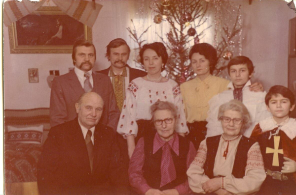 Подружжя Калинців (у центрі) в Ходорові на Різдво, 1982 р. Подружжя Калинців (у центрі) в Ходорові на Різдво, 1982 р.