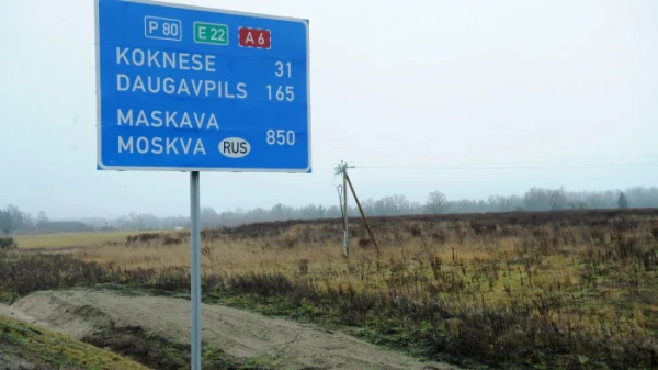 Латвія демонтажує знаки з напрямками на Росію та Білорусь: навігація для водіїв зміниться