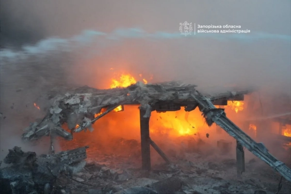 Фото наслідків удару по складу у Запоріжжі