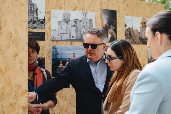 Лумер з Кислицею, прихильниця Трампа, дослідила руйнування Лаври після атаки РФ