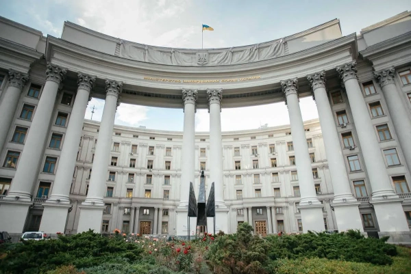 Сталевий “Фенікс” висотою 8 метрів прикрасив фасад МЗС…