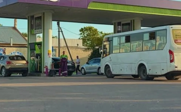 Кримський транспорт завмер: пальне зникло, черги на АЗС перекрили дороги