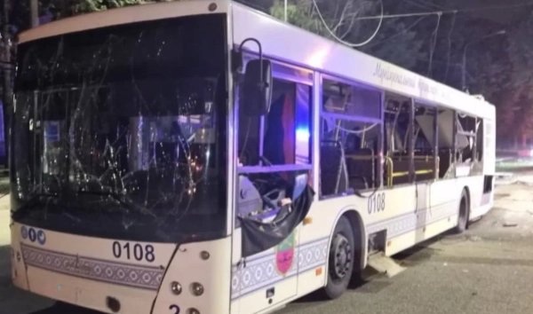 Запоріжжя під ударом КАБів: ворожий снаряд пошкодив автобус,…