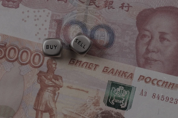 Росія нарощує платежі Китаю: розвідка розкриває причини “вічної дружби” на тлі обмежень для вантажівок