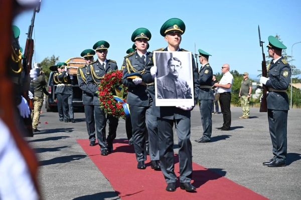 Прах Євгена Коновальця, першого очільника ОУН, урочисто повернули на Батьківщину.