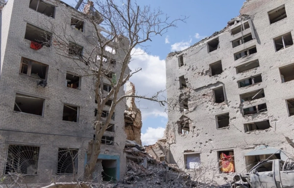 Краматорськ: Рятувальники витягли загиблого чоловіка з-під руїн після авіаудару