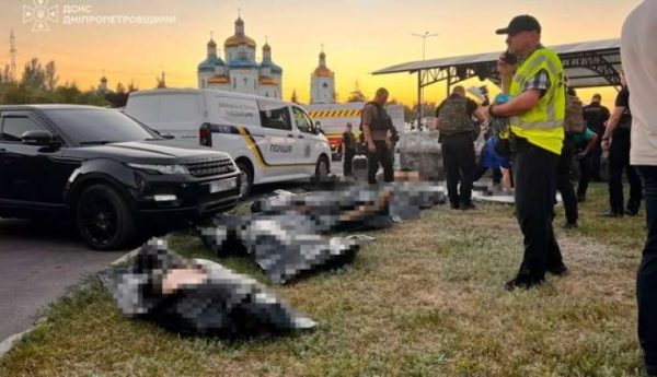 Рятувальники шукають людей під завалами торговельного центру в Кривому Розі