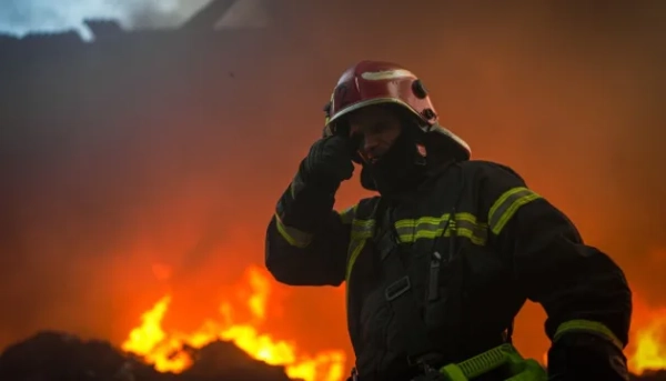 Київ: Уламки дрона влучили в бізнес-центр, є загиблий та двоє поранених
