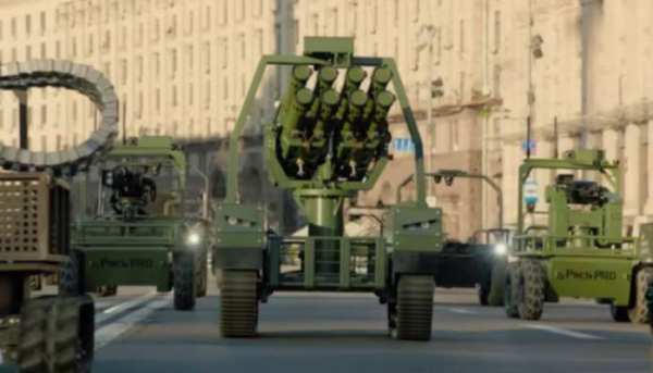 Кияни спостерігають за парадом роботів на Хрещатику: дивіться захопливе відео