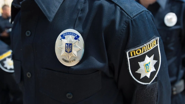 Чоловік увірвався до автосалону під Києвом: погрожував вибухівкою, сівши за кермо позашляховика