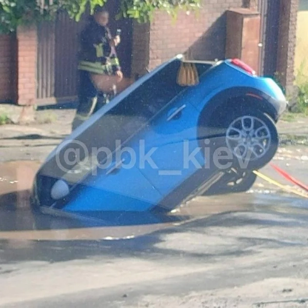 Київ: прорив водогону залишив авто без коліс у раптовій ямі