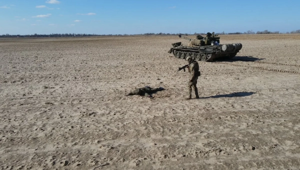 Російський військовий здався в полон ЗСУ разом з танком Т-72А