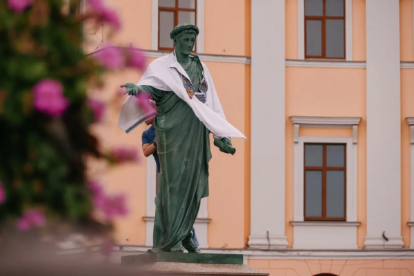 Пам’ятник Дюку в Одесі вперше прикрасили вишиванкою після початку повномасштабного вторгнення