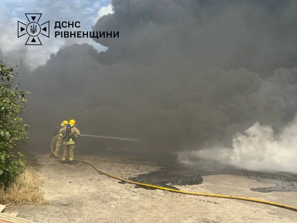 Рівненщину накрив дим: запалилося підприємство, терміново зачиняйте вікна