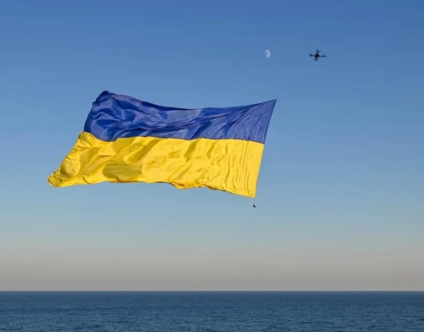 Величезний прапор України розгорнули дроном над Чорним морем
