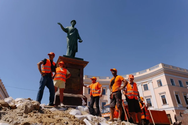 Одеса роздягає Дюка: пам’ятник звільнили від піщаних мішків